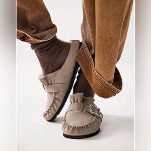 COPY - FREE PEOPLE Shearling After Riding Mule / Moon Rock